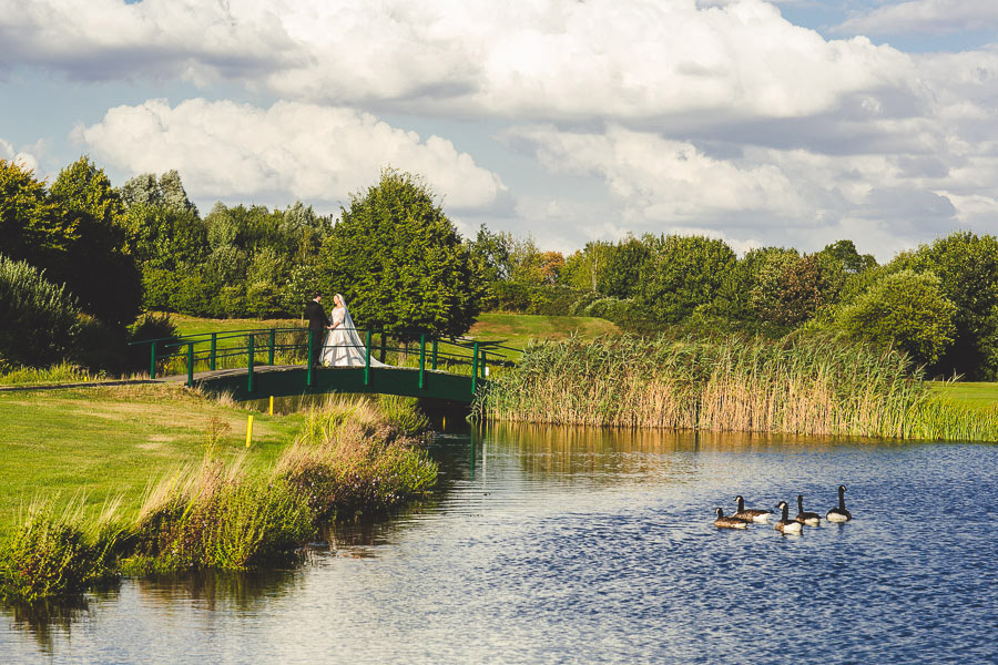 Brautpaar auf einer Brücke am See an der Elfrather Mühle