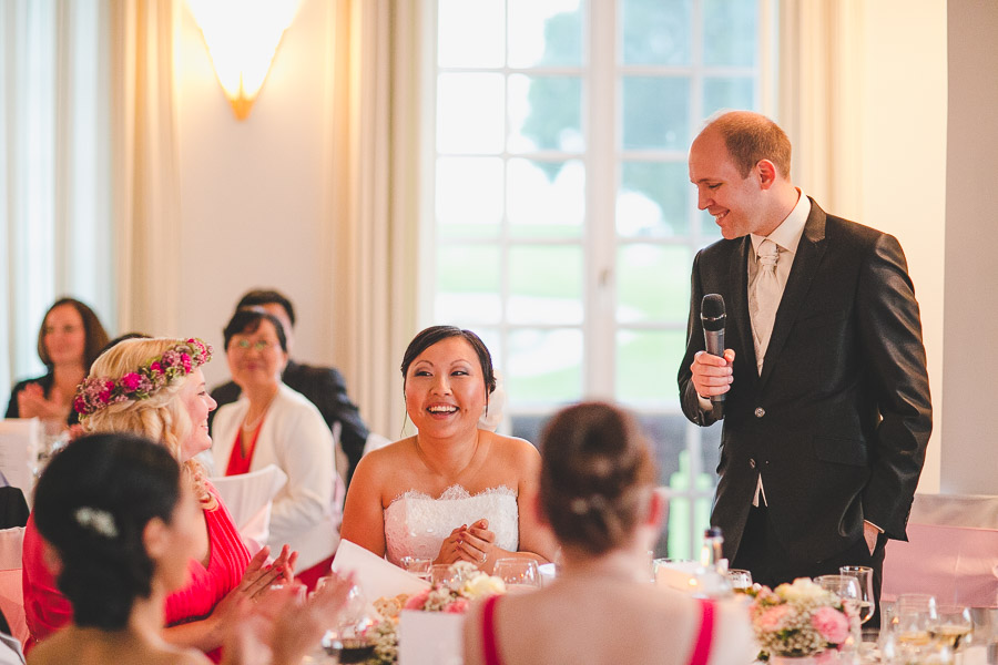 Rede Bräutigam in der edlen Hochzeitslocation Kosaido Braut lacht