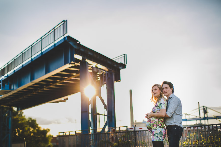 Babybauch-Shooting Industrie Hafen Düsseldorf Brücke wird hochgefahren