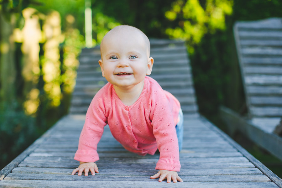 Babyfotos zuhause auf der Holzliege im Garten