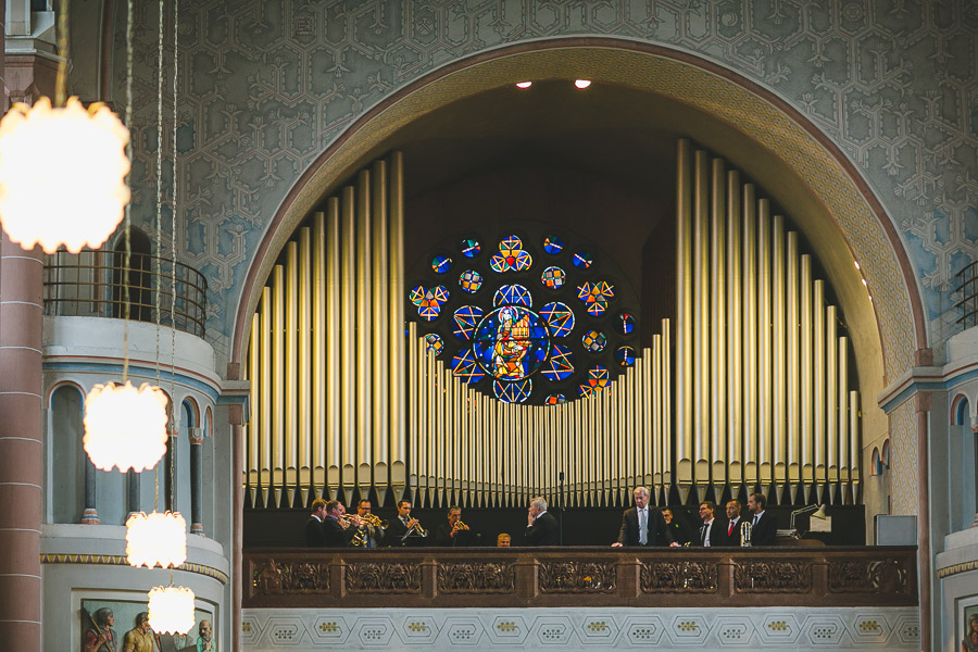 Blasorchester spielt in einer Kirche auf der Empore