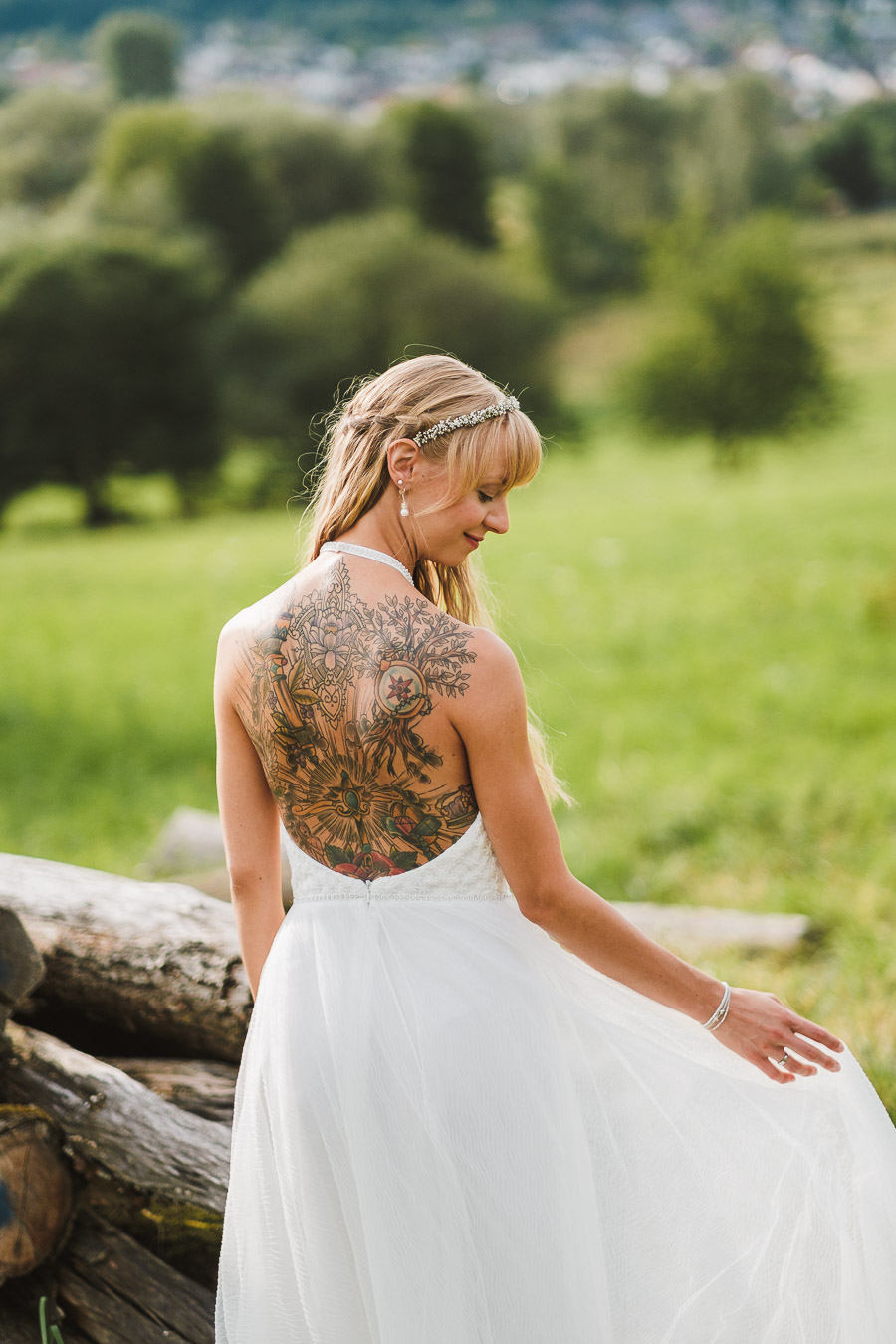 Wunderschöne Braut mit tollem Rückentattoo