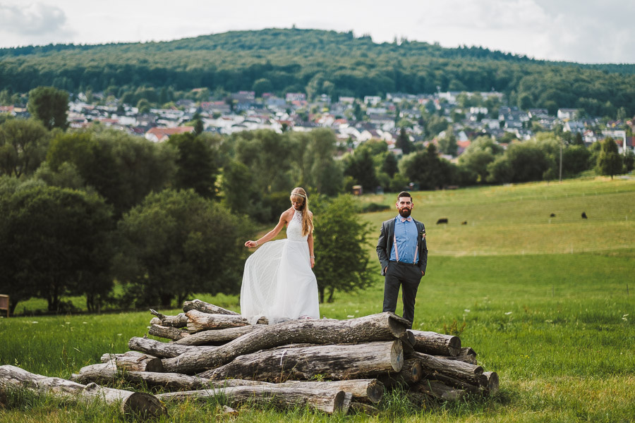 Fotoshooting in Wiesbaden Brautpaar auf Holz