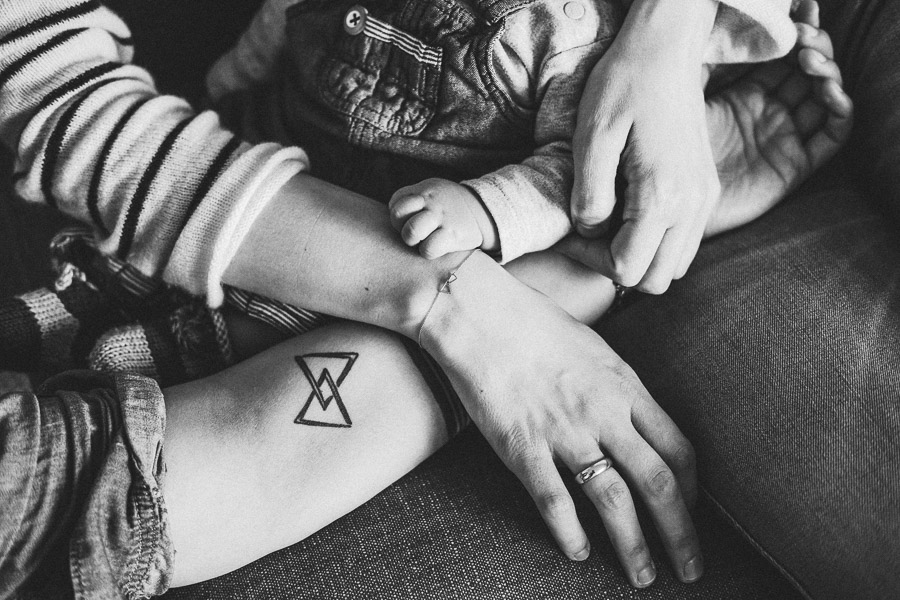 intime familienfotografie in schwarz-weiss