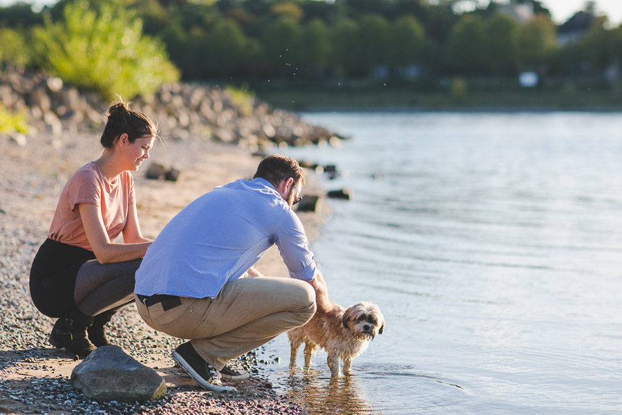 Pärchen mit Hund in Köln am Rhein