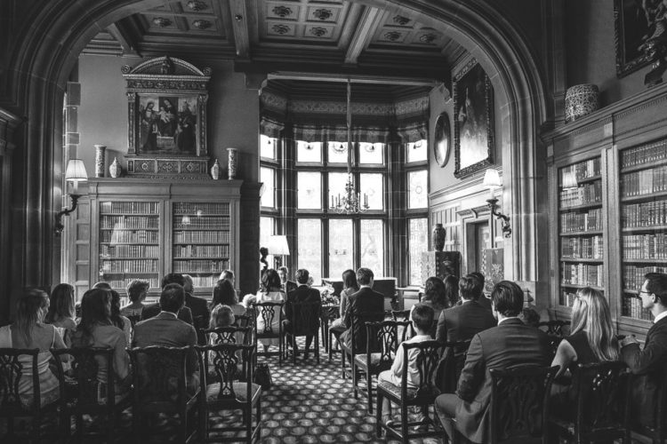 Schlosshotel Kronberg standesamtliche Hochzeit in der Bibliothek von hinten