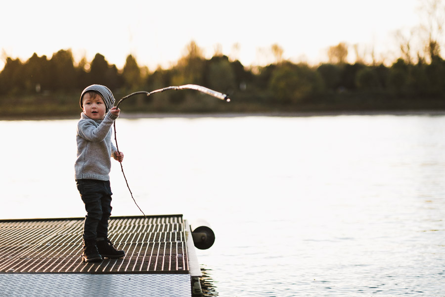 kind spielt am wasser