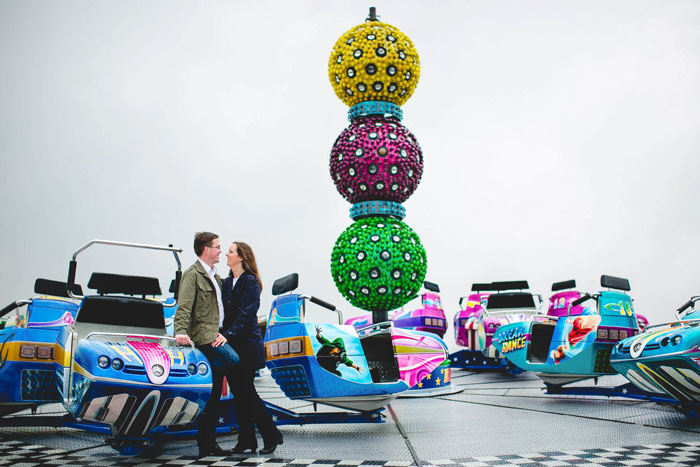 paar auf der kirmes