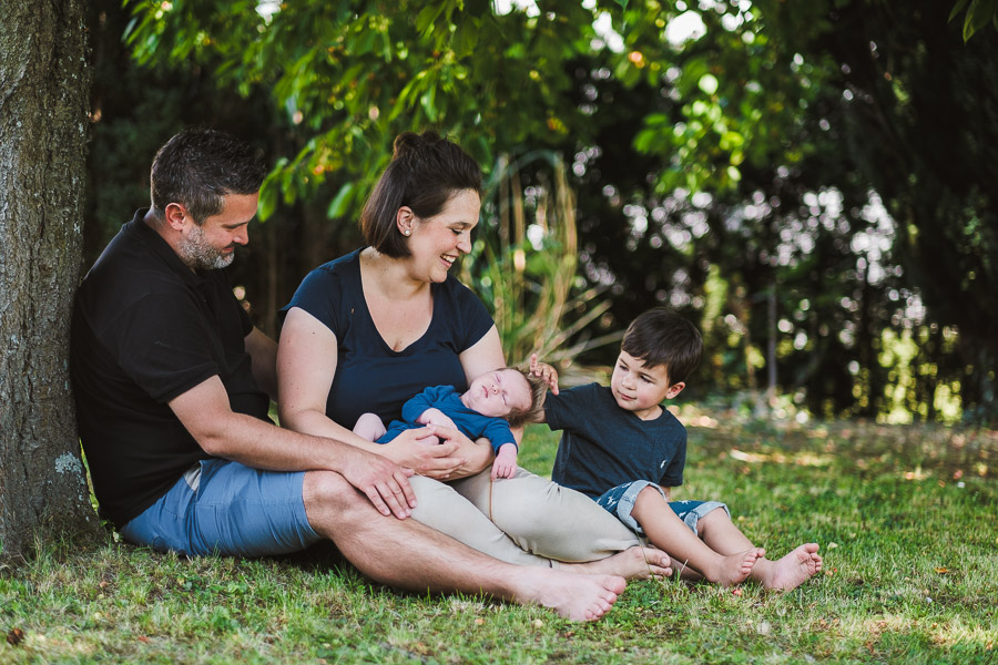 familienfoto mit newborn outdoor