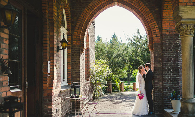 brautpaar intim bei hochzeit auf der terasse in der marienburg