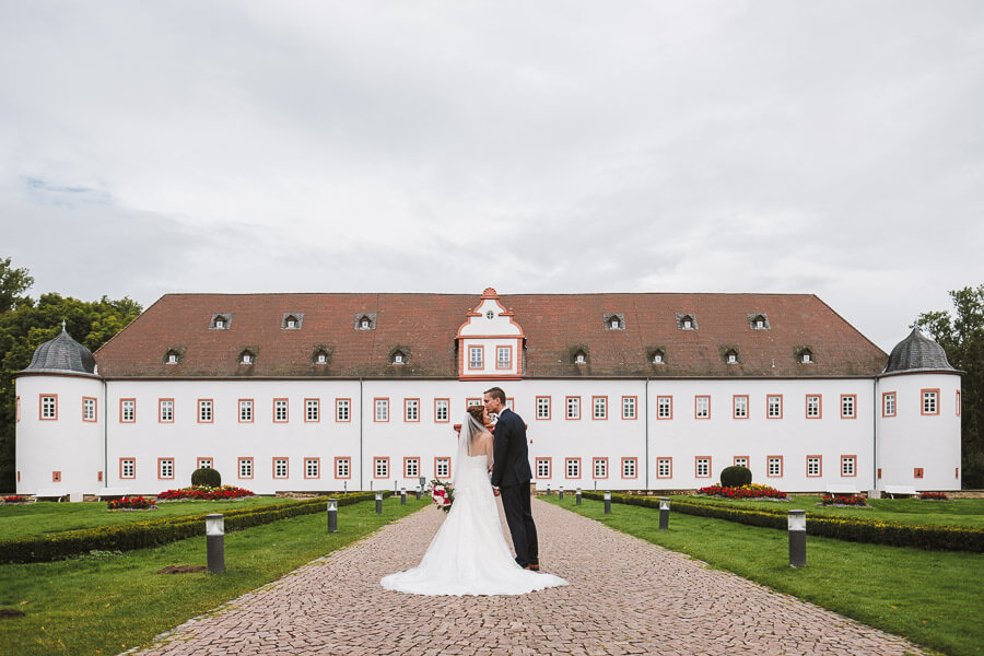 brautpaar vor schloss heusenstamm