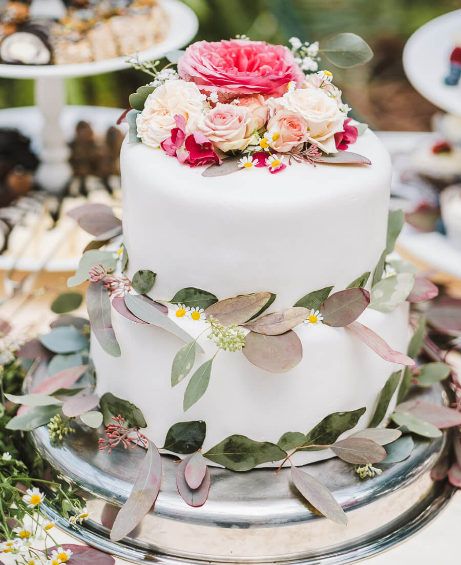 wunderschoene hochzeitstorte mit blumen