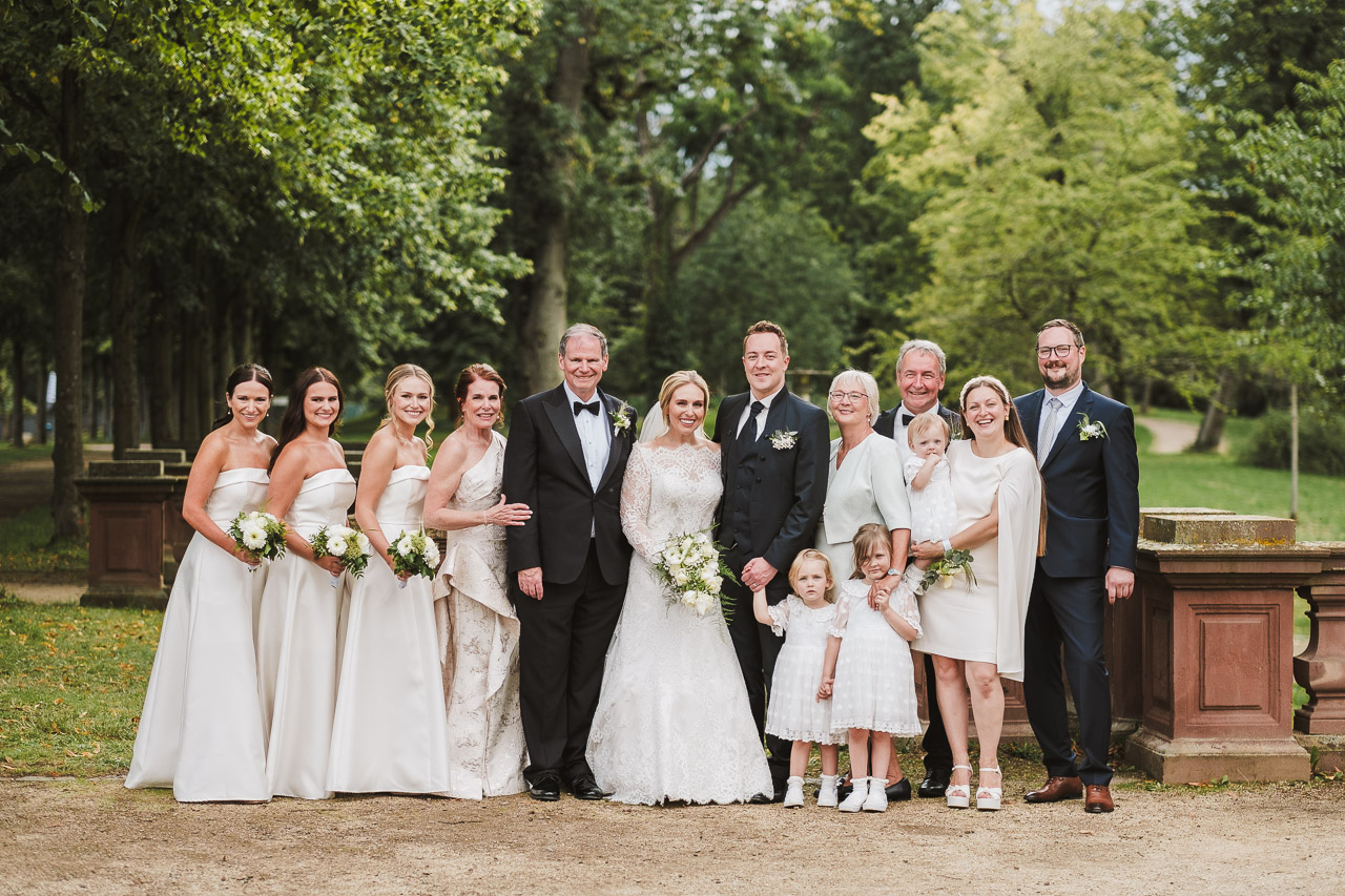 familienbild mit brautjungfern im schlossgarten hochzeit philippsruhe hanau