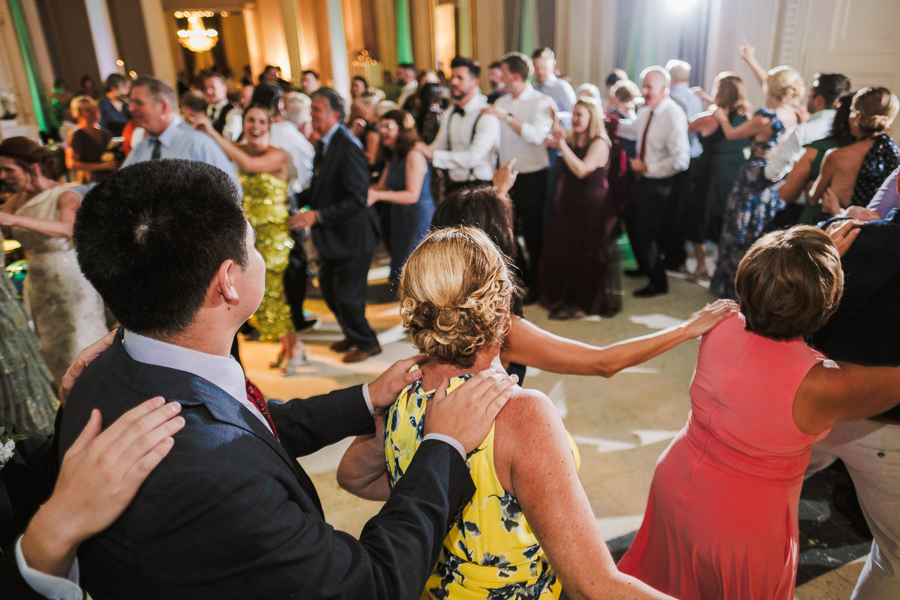 wilde hochzeitsparty mit vielen gästen weisser saal schloss philippsruhe