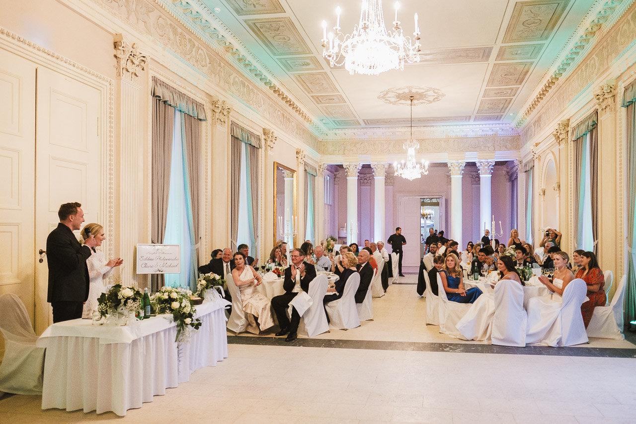 weißer saal schloss philippsruhe in hanau während hochzeitsrede brautpaar