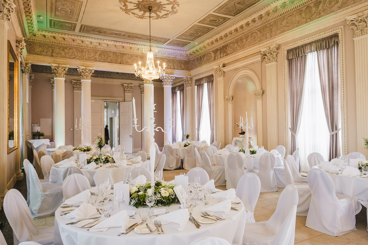 übersicht weißer saal vom schloss philipssruhe fertig dekoriert für hochzeit