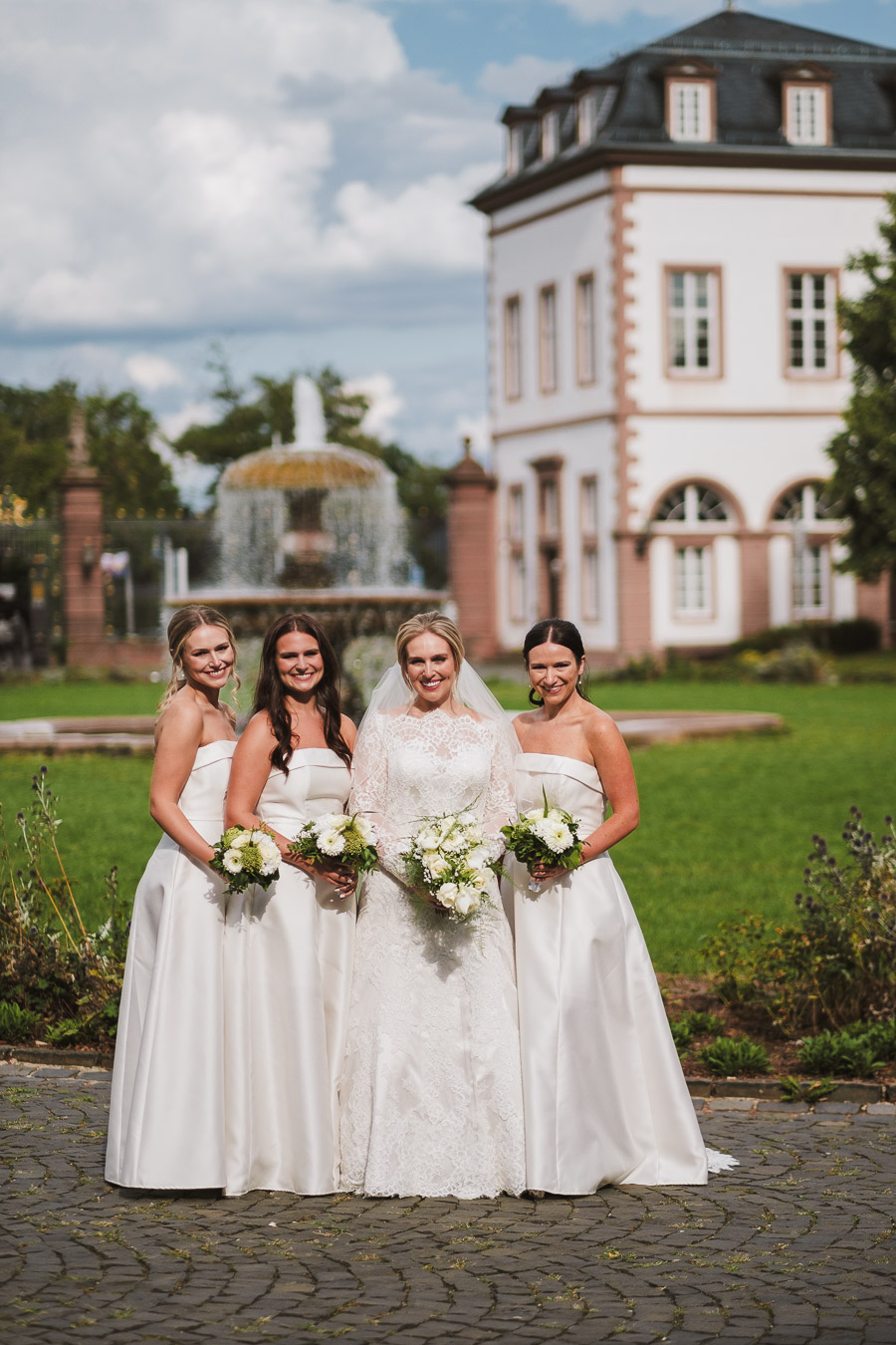 braut-mit-schwestern-weisser-saal-schloss-philippsruhe
