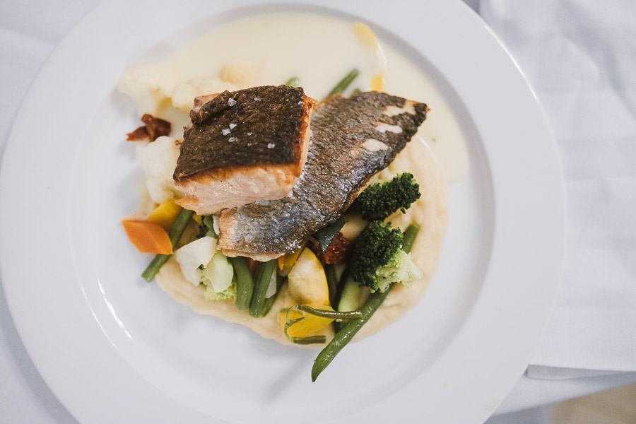 fisch im rahmen des hochzeitsessen im weißen saal von schloss philippsruhe