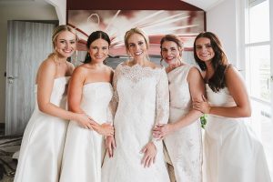 hochzeitsfotos-hanau-braut-mit-schwestern-mutter-hotel
