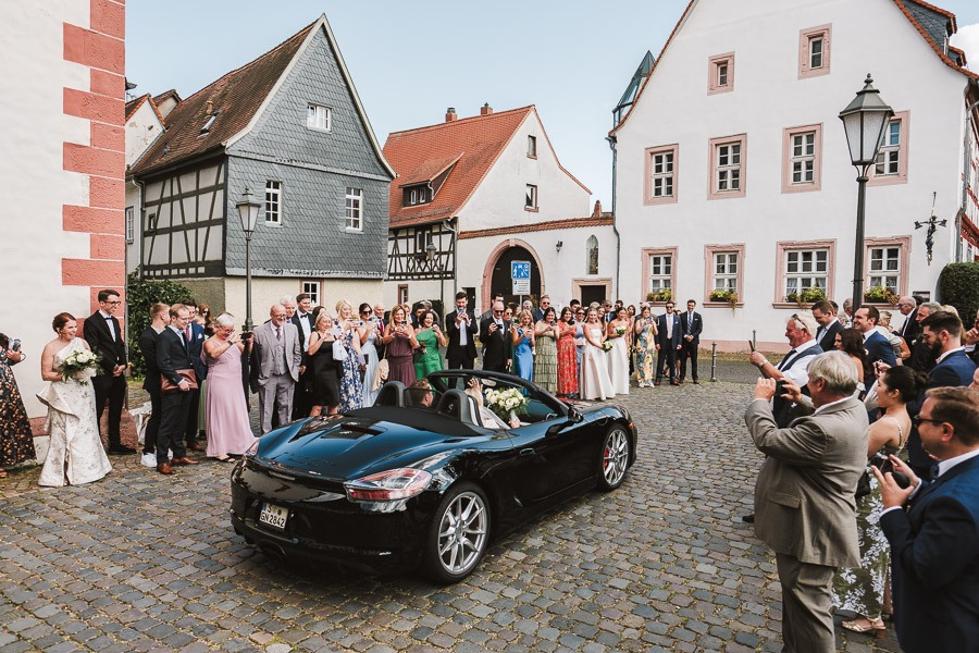 hochzeitsfotos-hanau-kirche-steinheim-hochzeitsauto