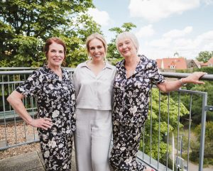 hochzeitsfotos-weisser-saal-braut-mutter-schwiegermutter-pijama