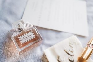hochzeitsfotos-weisser-saal-parfum-dior