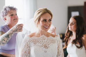 hochzeitsfotos-weisser-saal-schleier-getting-ready-braut