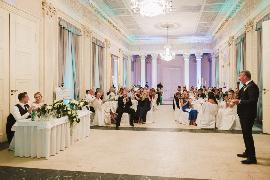 vater bräutigam hält hochzeitsrede im weißen saal von schloss philippsruhe in hanau alle applaudieren