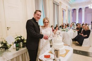 anschneiden einer weißen torte im weißen saal schloss philippsruhe in hanau