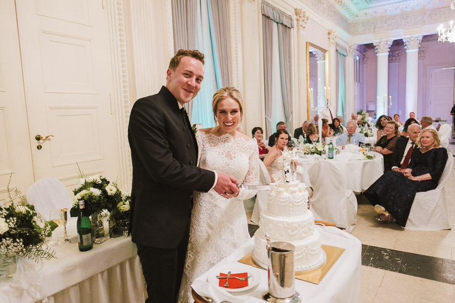 anschneiden einer weißen torte im weißen saal schloss philippsruhe in hanau