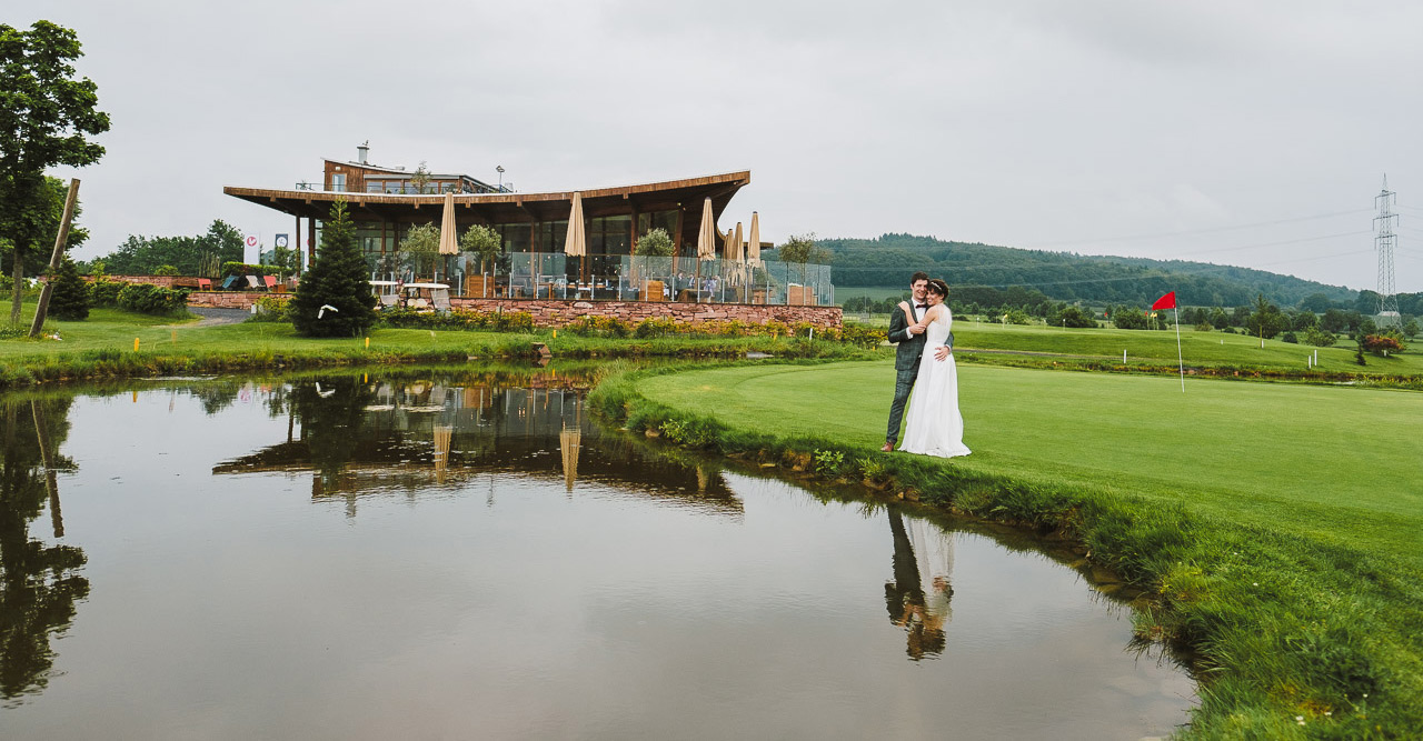 brautpaar bei der hochzeit am teich vor der hochzeitslocation heckers