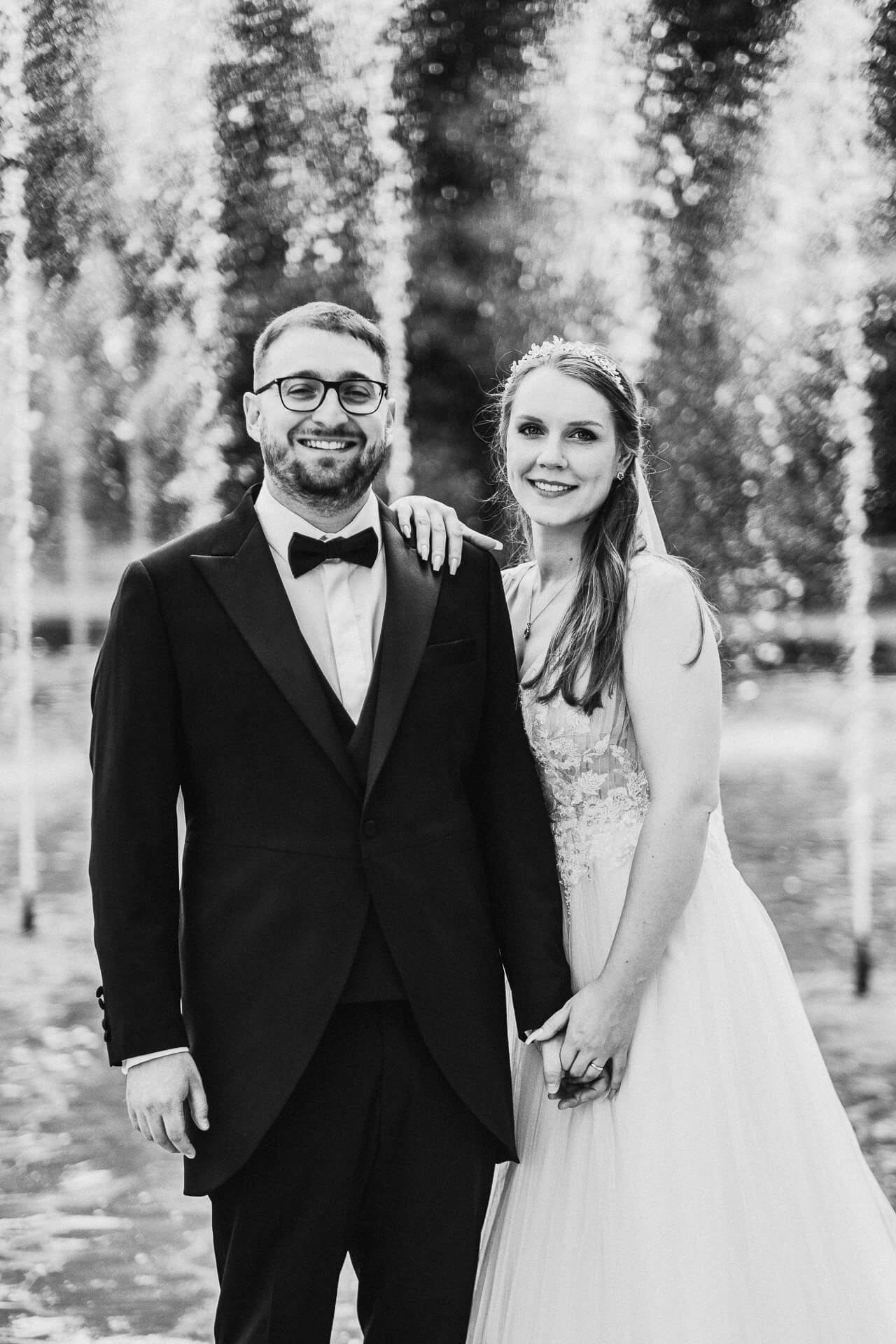 hochzeitspaar am teich bzw brunnen im palmengarten frankfurt
