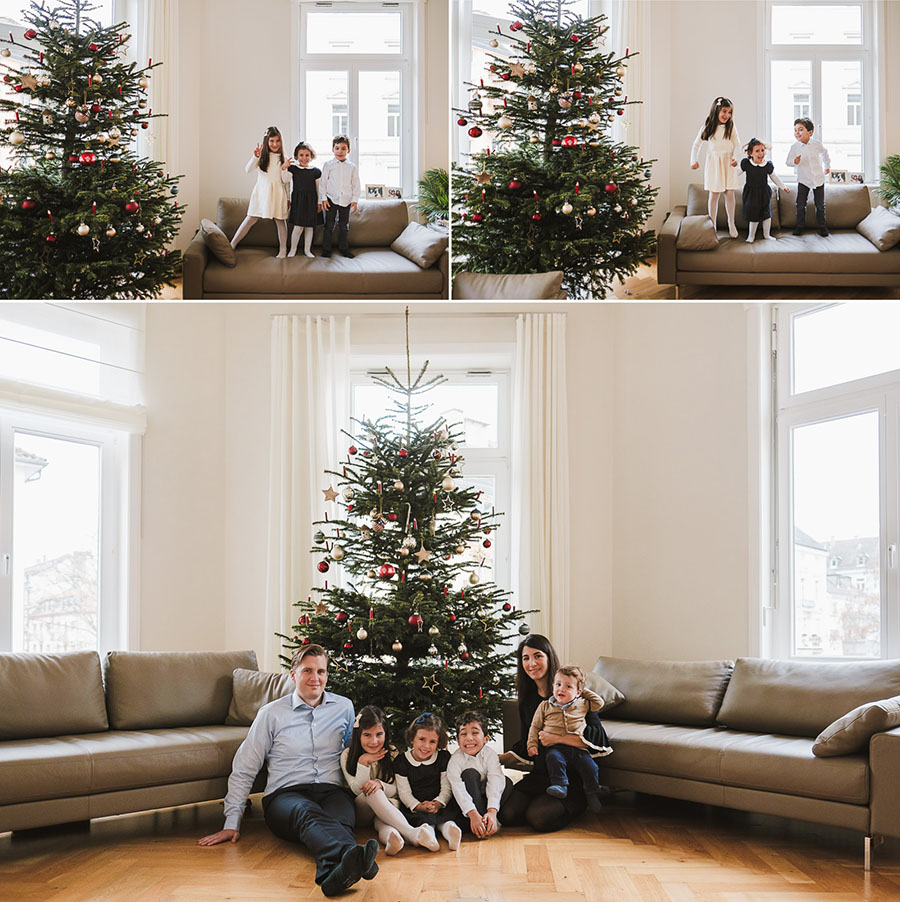 Weihnachtsfotos Zuhause in Frankfurt – natürliche Familienmomente auf dem Sofa