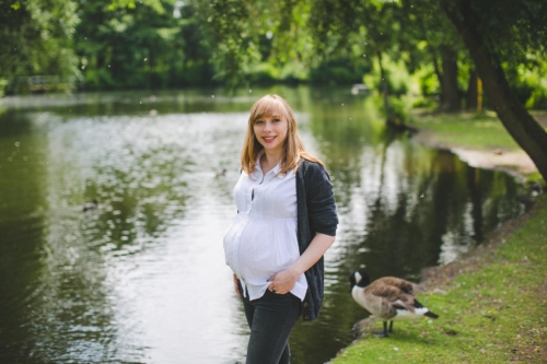 babybauch-shooting draussen