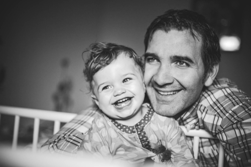 vater mit kind zuhause lachen