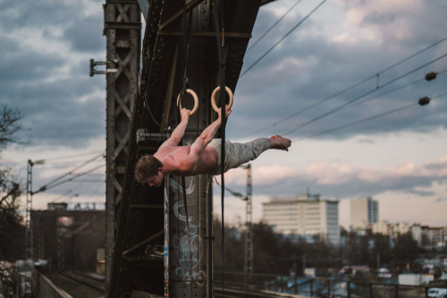 an-ringen-haengen-draussen-backlever