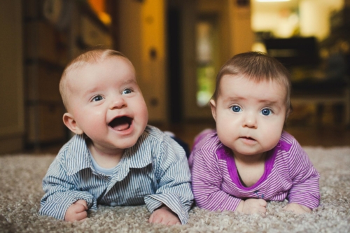 baby foto mit zwillingen
