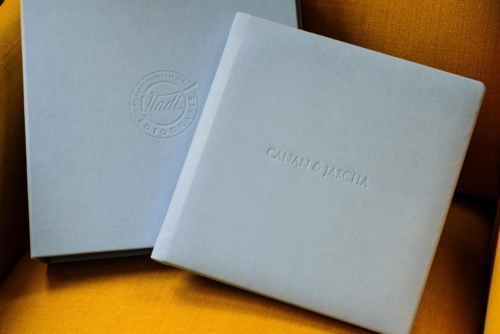 fotobuch-paar-himmelblau